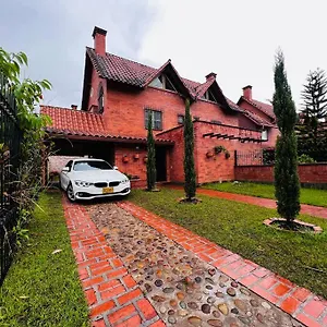 Hermosa Casa , Con Parqueadero En Cerca Al Aeropuerto Сasa de vacaciones